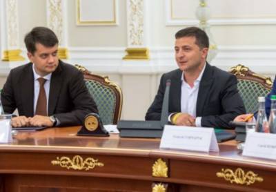 Владимир Зеленский - Спасательные "тройки" президента: на что указывает свежий рейтинг политиков - 24tv.ua - Новости