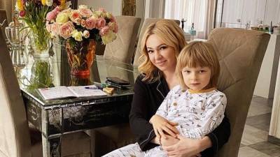 Яна Рудковская - Евгений Плющенко - Рудковская решила зарегистрировать бренд «Гном Гномыч» - 5-tv.ru - Москва