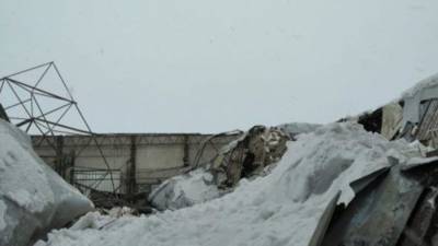 Видео: Тело мужчины вытащили из-под завалов рухнувшего автокомбината под Калугой - 5-tv.ru - Калужская обл.