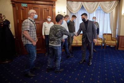 Владимир Зеленский - Освобожденные из пиратского плена украинцы рассказали о пережитом: Нас окружали двадцать человек с автоматами круглосуточно - kp.ua - Киев - Турция - Стамбул - Нигерия - Лагос - Албания
