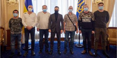 Владимир Зеленский - В Украину вернулись моряки, захваченные пиратами на судне Stevia - nv.ua