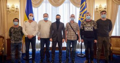 Владимир Зеленский - Украинские моряки, захваченные пиратами в Гвинейском заливе, вернулись домой: фото - tsn.ua - Марокко - Албания