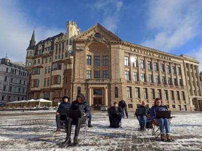 Мирослав Митрофанов - Жители Риги провели протест против закрытия российских каналов - anna-news.info - Рига - Латвия - Европа