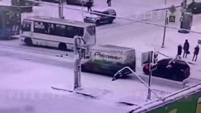 На перекрестке Ленинского и Варшавской маршрутка попала в ДТП - piter.tv - Санкт-Петербург - Петербург