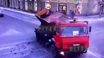 В центре Петербурга столкнулись легковушка и грузовик-"дорожник" - piter.tv - Санкт-Петербург - Петербург