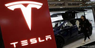В Украине заметили водителя Tesla Model 3, заправлявшего газовый баллон - фото - ТЕЛЕГРАФ - telegraf.com.ua