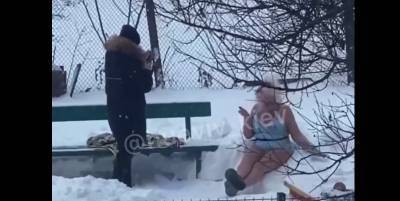 В Киеве женщина в сильные морозы вышла на улицу в купальнике ради ролика, видео - ТЕЛЕГРАФ - telegraf.com.ua - Киев