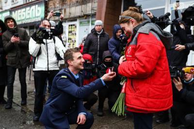 Спасатель сделал предложение любимой во время служебных учений: трогательные фото и видео - 24tv.ua - Новости