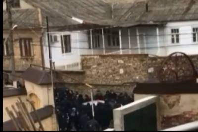 В Дагестанский поселок ввели бронетехнику из-за народных волнений - mk.ru - респ. Дагестан