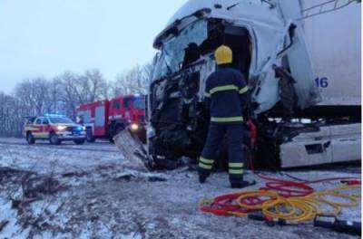 Под Харьковом три грузовика попали в смертельное ДТП - from-ua.com - Киев - Харьковская обл. - Харьков - район Чугуевский - Гсчс