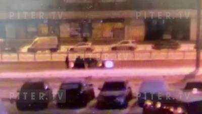 Ограбление и драка на проспекте Просвещения попали на видео - piter.tv