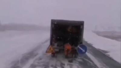 Водителя, снявшего видео про нанесение краски на снег, оштрафовали вместе с рабочими - riafan.ru - Самара - Оренбургская обл.