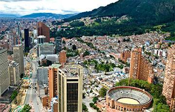 Видеофакт: В Колумбии 14-летняя девочка отбилась от грабителей с помощью мачете - charter97.org - Колумбия