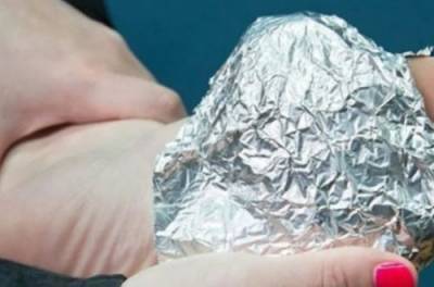 Зачем некоторые люди обматывают ноги фольгой - from-ua.com - Украина