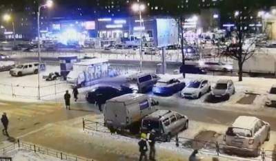В Санкт-Петербурге задержали мужчину, который «прокатил» полицейского на капоте BMW - znak.com - Санкт-Петербург - р-н Выборгский