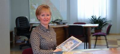 Ирина Мирошник - Глава Петрозаводска подарила библиотеке "Карельские сказки" - stolicaonego.ru - Петрозаводск