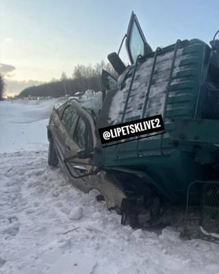 Грузовик раздавил легковушку в кювете. Водитель погибла - lipetskmedia.ru - Липецкая обл.