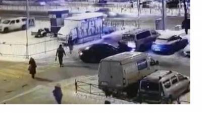 В Петербурге задержали мужчину, прокатившего на капоте полицейского - piter.tv - Санкт-Петербург