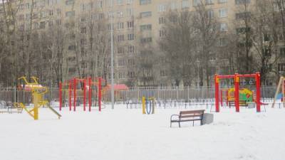 Труп ребенка без верхней одежды нашли на детской площадке в Петербурге - newinform.com - Санкт-Петербург - Петербург