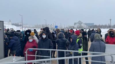 В Казани на первый за время пандемии согласованный митинг не пустили половину участников - znak.com - Казань