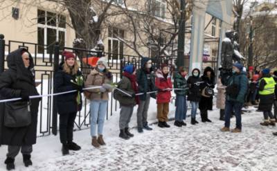 Леонид Волков - Юлия Навальная - Около полутора сотен участниц акции в поддержку Юлии Навальной выстроились в цепь солидарности в центре Москвы - echo.msk.ru - Москва - Белоруссия