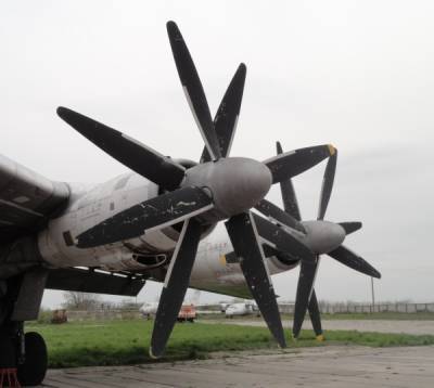 Военный Ту-142 совершил экстренную посадку из-за отказа двигателя - nakanune.ru