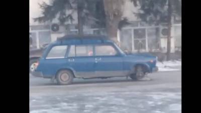 Елец жжёт: оказывается, можно ездить на домкрате, вместо колеса - usedcars.ru
