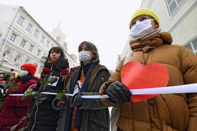 Алексей Навальный - На Старом Арбате в Москве женщины выстроились в цепь солидарности - lenta.ru - Москва - Санкт-Петербург