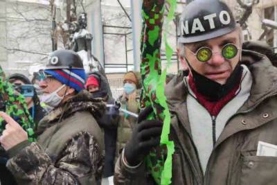 Юлия Навальная - Мужчины в касках «НАТО» появились на оппозиционной акции в Москве - mk.ru - Москва