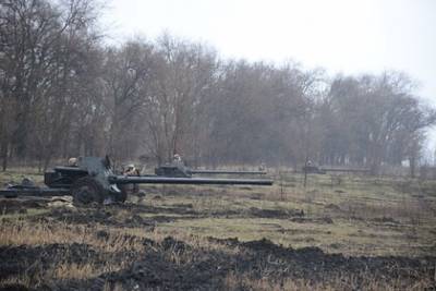 Трое украинских военных подорвались при перемещении по позициям в Донбассе - lenta.ru - район Новолуганский - Донецкая обл.