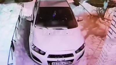 Видео: петербуржец решил наказать водителя, который паркуется прямо у выхода из подъезда - piter.tv - Санкт-Петербург - район Калининский