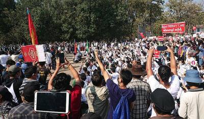 Мин Аунг Хлайн - Аун Сан Су Чжи - Вин Мьин - Десятки тысяч жителей Мьянмы вышли на акции протеста против переворота - newizv.ru - Бирма