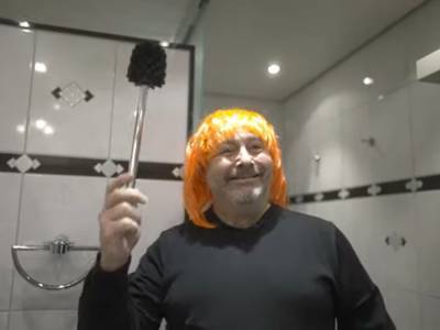 Алексей Навальный - В рыжем парике и с ершиком. Владелец немецкой виллы, где жил Навальный, снял пародию на российских пропагандистов - gordonua.com - Москва - Россия - Бельгия - Германия - Берлин - Омск - Томск
