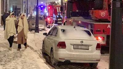 Кровля обрушилась при пожаре в хостеле в центре Москвы - iz.ru - Москва