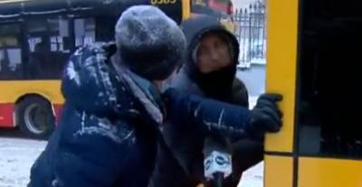 В Варшаве белорус стал знаменитостью: мужчина просто помог толкать автобус, видео - ТЕЛЕГРАФ - telegraf.com.ua - Белоруссия - Польша - Варшава