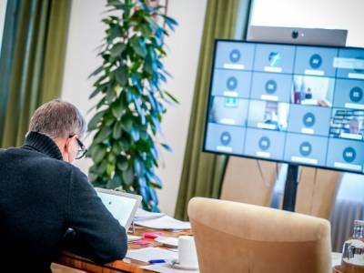Из-за COVID-19 в Чехии продолили чрезвычайное положение - unn.com.ua - Киев - Чехия