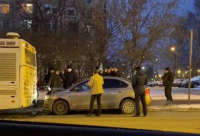 В Петербурге водителю, врезавшемуся в автобус, не дали скрыться с места аварии разъярённые пассажиры - online47.ru - Санкт-Петербург - Всеволожск