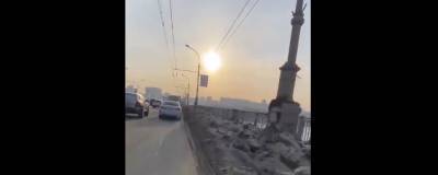 Новосибирские дорожники оставили отвал из грязного снега на обочине моста - runews24.ru - Новосибирск
