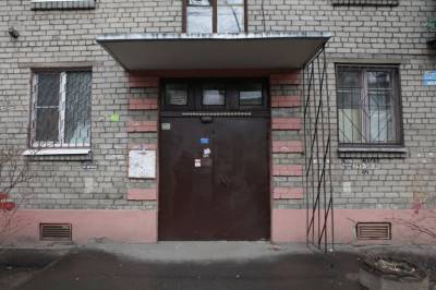 Паркующемуся у подъезда дома петербуржцу отмстили мусором на капот авто - neva.today - Санкт-Петербург - район Калининский