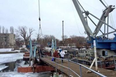 В Астрахани переломился надвое и рухнул в воду недавно отремонтированный пешеходный мост - ast.mk.ru - Астрахань