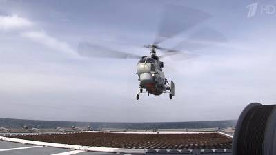 Российские военные летчики в Черном море отработали посадку на палубу движущегося корабля - 1tv.ru