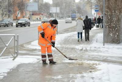 В Краснодаре примерно 600 человек расчищают тротуары от снега - runews24.ru - Краснодар - Кубань