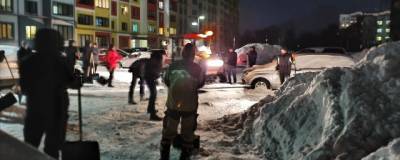 Рязанцы организовали массовую уборку снега в своих дворах - runews24.ru - Рязань