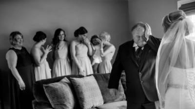 Слезы, удивление и улыбка: как отец отдает дочь замуж – фото - 24tv.ua