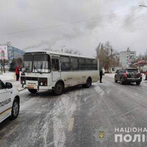 В Энергодаре водитель автобуса насмерть сбил пожилую женщину. Фото - reporter-ua.com - Запорожская обл. - Энергодар