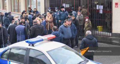"Никто не берет ответственности": участники войны протестуют перед зданием Минобороны - ru.armeniasputnik.am