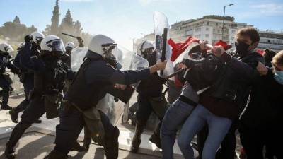 Греческие студенты атаковали полицию фейерверками и петардами - 5-tv.ru - Чехия - Греция