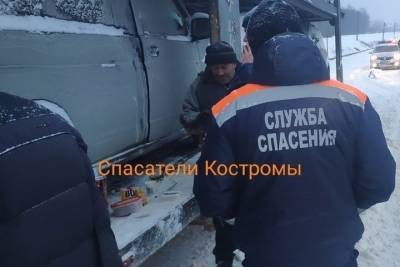Помощь на дорогах: костромские спасатели выручили водителя аварийной фуры - kostroma.mk.ru - Кострома