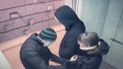 Налетчик избил женщину, попытавшуюся отстоять свое имущество. Видео - vesti.ru - Белгородская обл.