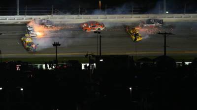 Льюис Хэмилтон - В США во время гонки NASCAR произошла авария с участием сразу 16 машин - mir24.tv - США